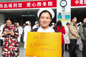 “热血暖荆楚”医务人员挽袖