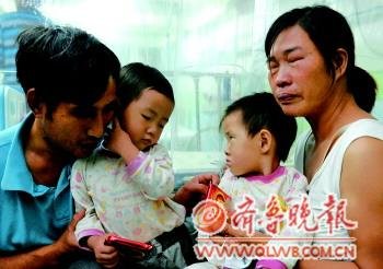 两岁半双胞胎患白血病 父母无力哪个都不愿放弃