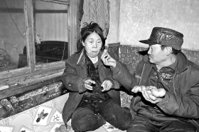 男子照顾精神病妻子30年曾被其刺瞎左眼