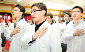 身披白衣 肩负重任
