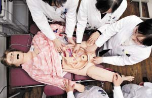 韩国医学院学生通过机器孕妇助练接生