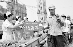 为农民工送清凉