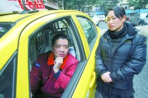 的哥夫妇两年来每周两次免费接送患病老人