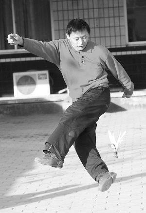 55岁男子自非典时坚持踢毽 自称身体如20岁小伙