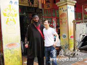 男子仰慕好汉在餐馆中扮张飞