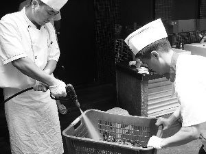 深圳龙虾店老板开新闻发布谈肌溶解 疑死虾致病