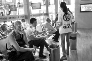 志愿者火车站内宣传控烟