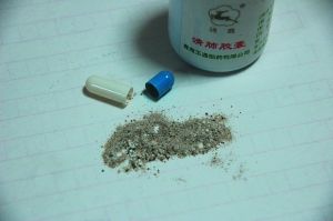 假药寄生邮局信箱五年“清肺胶囊”疑似胡椒粉