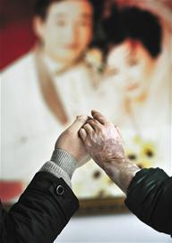 妻子90%面积烧伤毁容 丈夫相守8年