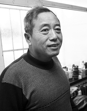 男童5岁挑起家庭大梁 照顾离异伤残父亲