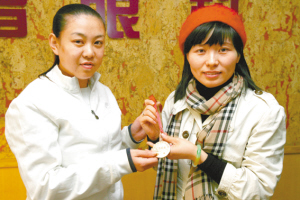 前滑雪冠军获免费治疗后捐出一枚金牌