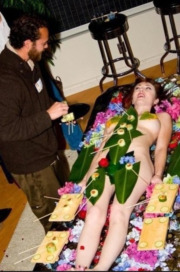 探秘日本女体盛：处女才能激发食欲