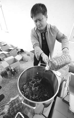 记者揭秘假洋酒制作过程：2分钟就能造出一瓶