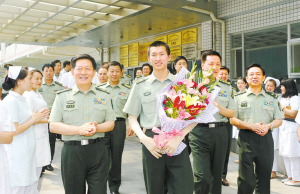 “最美警卫战士”康复出院