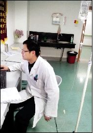 医生边输液边为患者看病感动网友 已感冒三周