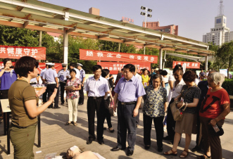 市长也来学急救