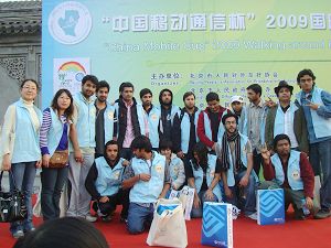 我校留学生参加2009国际友人环昆明湖长走活动
