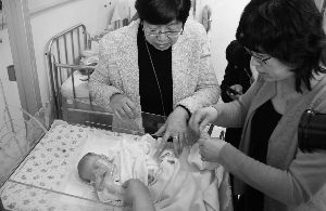 早产女婴患重病丧母 人大代表呼吁捐助