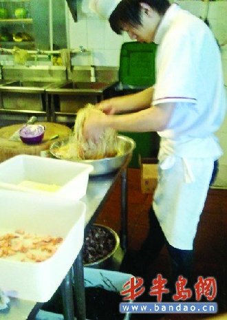 记者卧底曝金汉斯自助餐内幕：剩饭回收加工再卖