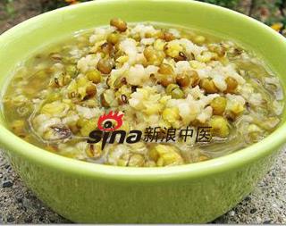 三伏天防中暑 喝点绿豆汤