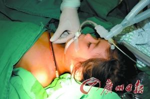 女童坠床铅笔杆扎入颈部12厘米生还