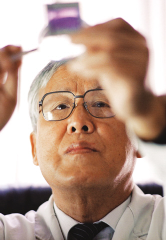“手术刀是去病人痛苦，而非割断与人民的感情”