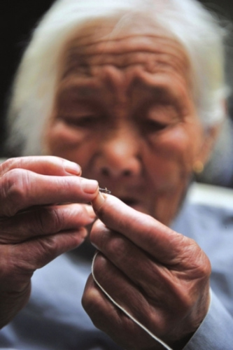 长寿之乡百岁老人多绝活 能穿针担水心态好