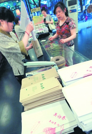 售出图书打捆便携带 北京部分商店自觉“限塑”
