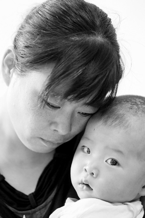 幼儿患先心病遭父遗弃 母亲捡废品为其治病
