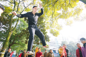 六旬老人走钢丝锻炼身体