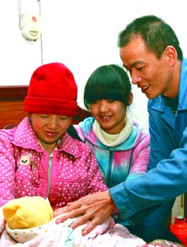 脑瘤母亲冒死怀孕 为救再生障碍性贫血女儿