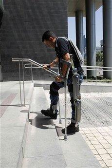 神奇人体外骨骼助瘫痪者恢复行走能力