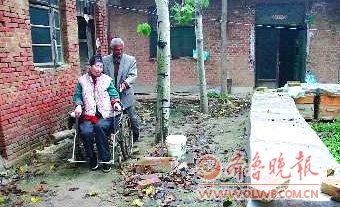 老人精心照顾30年靠聊天唤醒植物人妻子