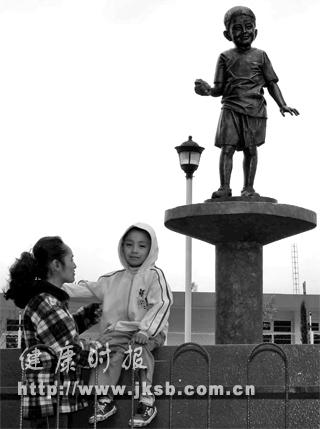 为首例甲感患者树雕像