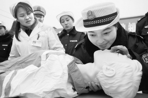 交警学急救迎春运