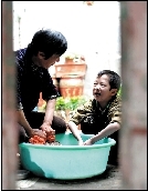 父母相继放弃病童 爷奶卖花筹钱为其治病