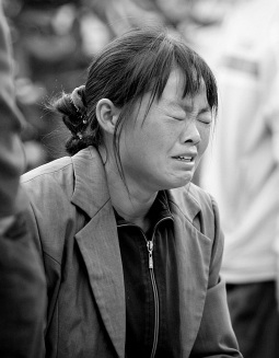 宿舍高低床突然倾倒 小学生颈部被卡身亡