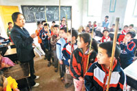 小镇野狗成患 小学生随身带打狗棒上学