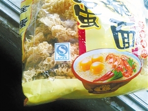“全蛋碗面”被曝煮出几十只米虫 回应：原料没晾干