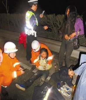 女童遇车祸后安慰哭泣妈妈：消防叔叔会救我们