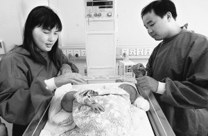 世界最复杂连体女婴在上海“分身”成功