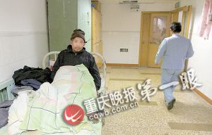 老人医院过道住292天无人照看 做梦都想吃碗热面