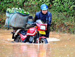 广西北海部分路段内涝
