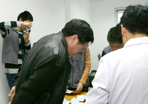 我校学生积极参加自愿无偿献血