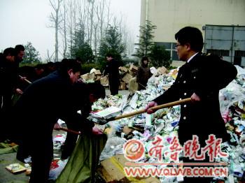 青岛7万余盒过期药集中销毁