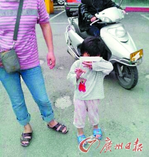 三岁女童抽烟上瘾 父母不给烟抽则不吃饭