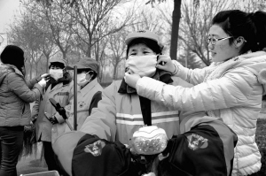 环卫工人戴上爱心口罩