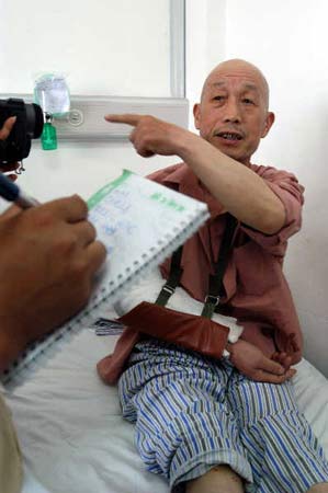 老人救人受伤后自掏巨额医疗费