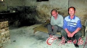 村民不离不弃照顾两位痴呆兄弟18年