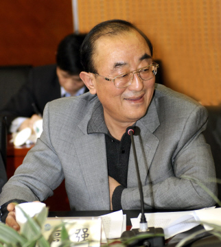 高强与会议代表座谈时寄语全国中医药工作者--在我们手中，把中医药振兴起来